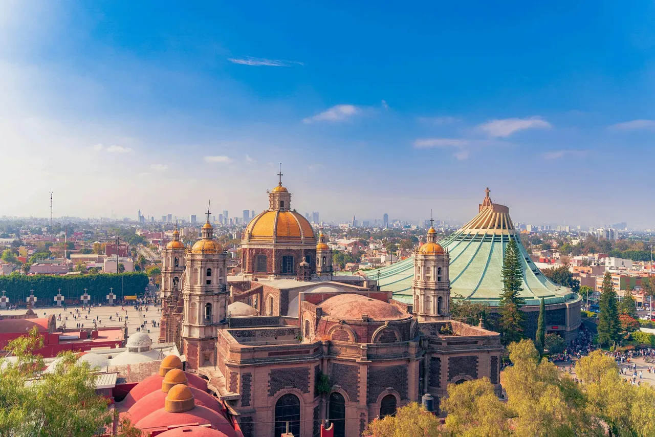 El conjunto de la basílica de Guadalupe en Ciudad de México, con la antigua basílica de cúpula dorada delante y el templo moderno de tejado verde al lado.