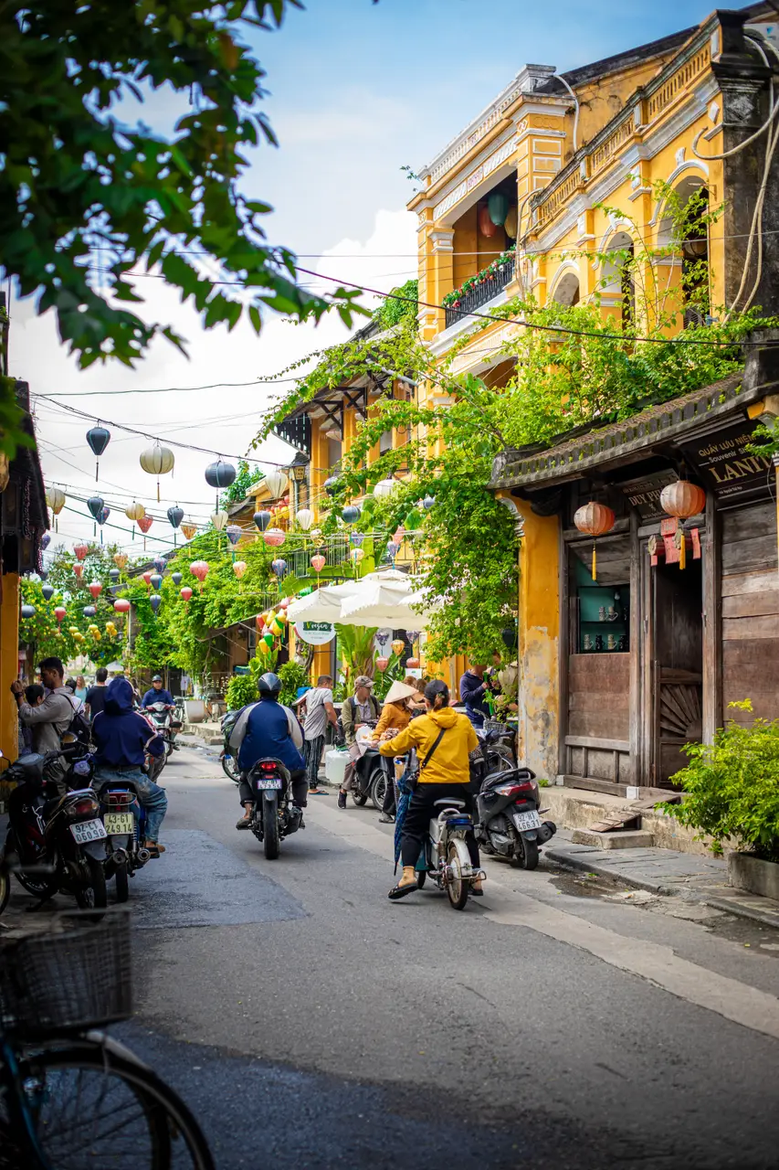 Calle del casco antiguo de Hoi An, Vietnam, con farolillos de seda colgados entre las fachadas