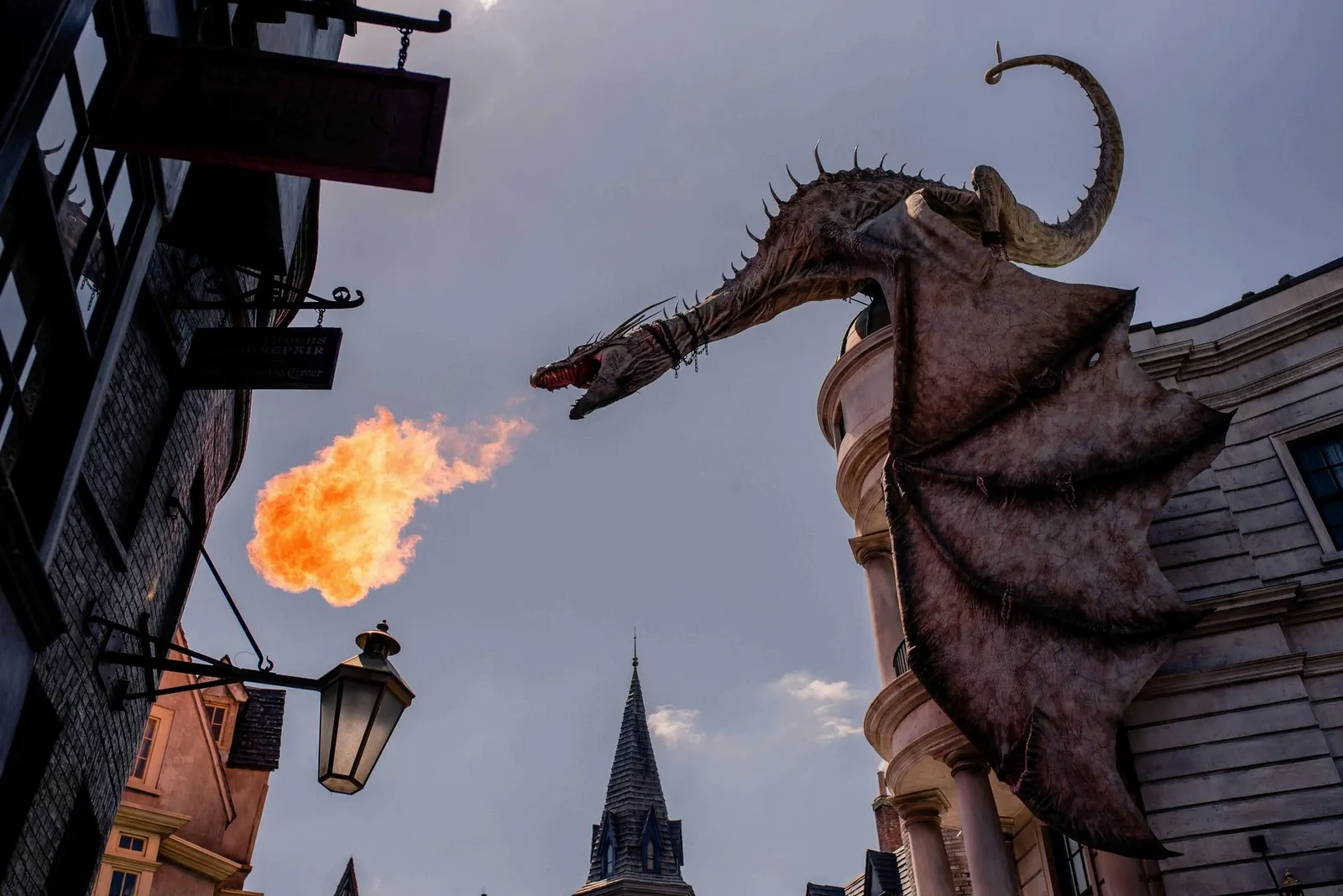 El dragón que corona el banco de Gringotts en el Callejón Diagon de Universal Orlando, lanzando una llamarada sobre los tejados de la calle.