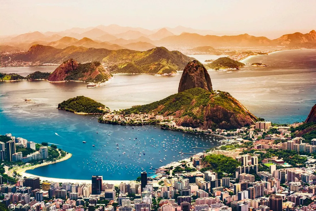 La bahía de Guanabara vista desde el aire, con el cerro del Pan de Azúcar en el centro, la playa de Botafogo y la ciudad de Río extendiéndose al fondo.